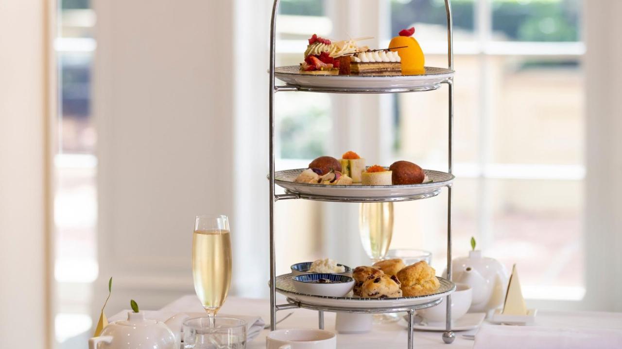 Intercontinental Sanctuary Cove Resort By Ihg Guldkusten Exteriör bild Afternoon tea at the InterContinental Sydney