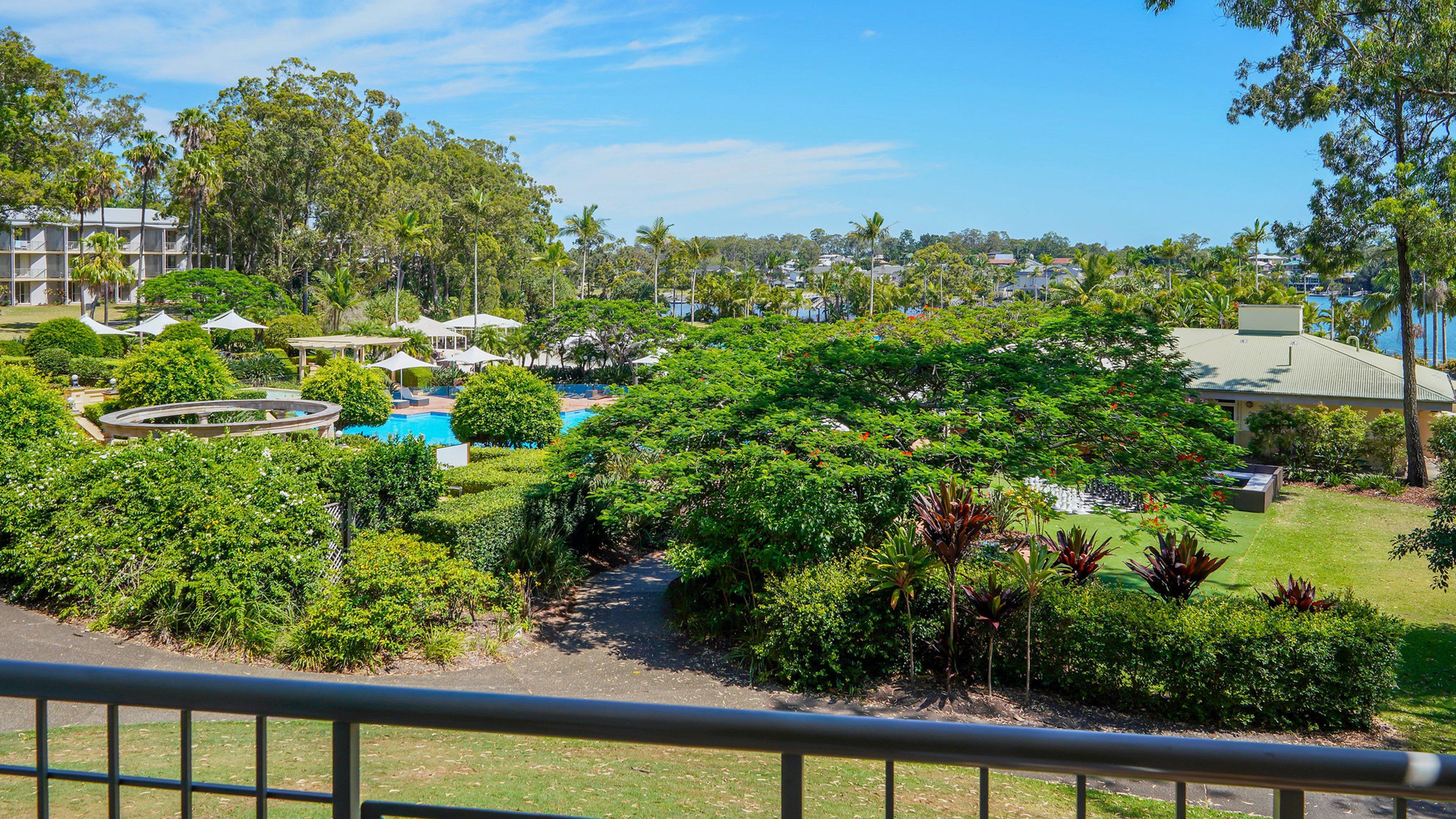 Intercontinental Sanctuary Cove Resort By Ihg Guldkusten Exteriör bild A view of the resort from a balcony