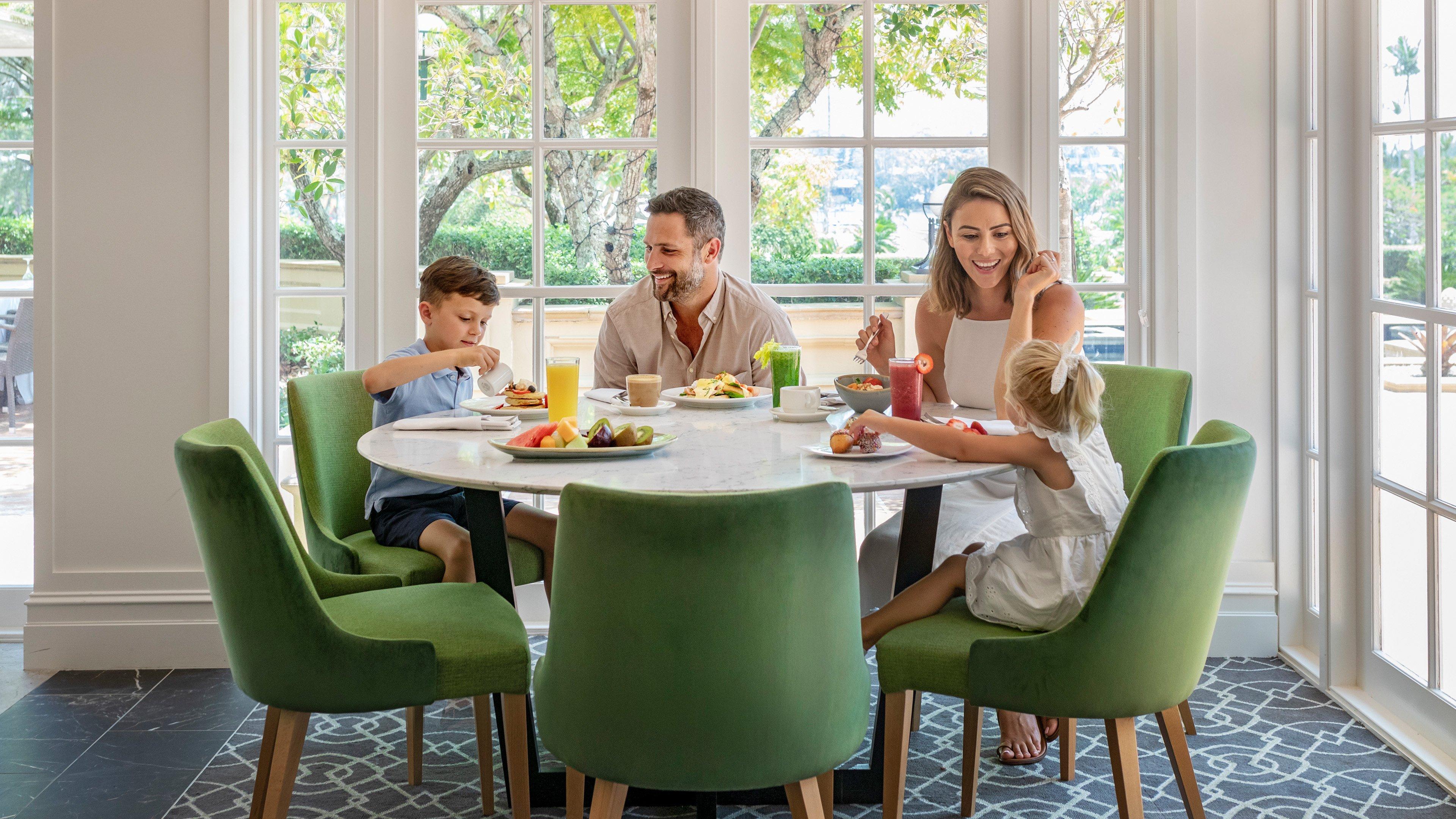 Intercontinental Sanctuary Cove Resort By Ihg Guldkusten Exteriör bild Family at breakfast