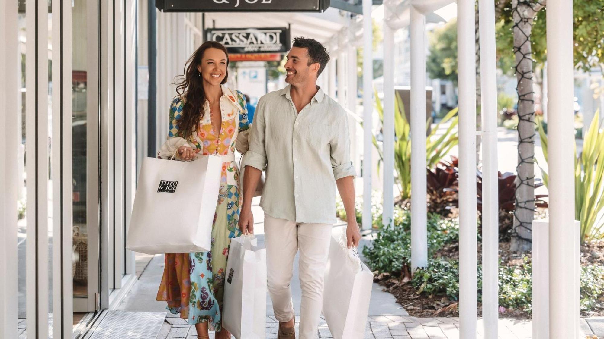 Intercontinental Sanctuary Cove Resort By Ihg Guldkusten Exteriör bild Shoppers at the Village at Atlantis