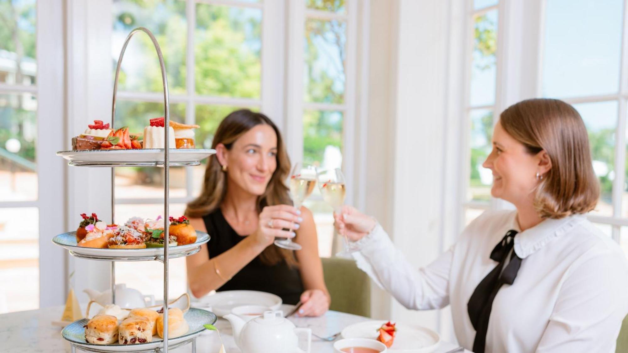 Intercontinental Sanctuary Cove Resort By Ihg Guldkusten Exteriör bild High tea at the InterContinental Sanctuary Cove Resort, Queensland, Australia